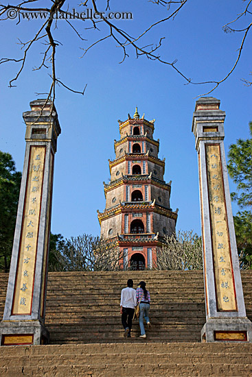 thien-mu-pagoda-n-couple.jpg