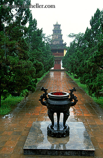 thien-mu-pagoda-n-incense-caldron.jpg