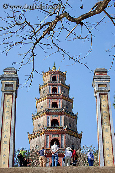 thien-mu-pagoda-n-people.jpg