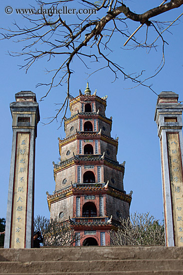 thien-mu-pagoda-n-stairs.jpg