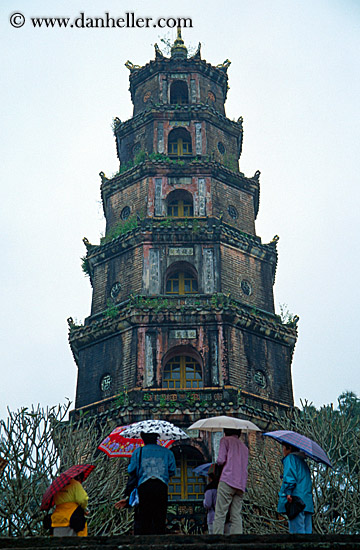 thien-mu-pagoda-n-umbrellas.jpg
