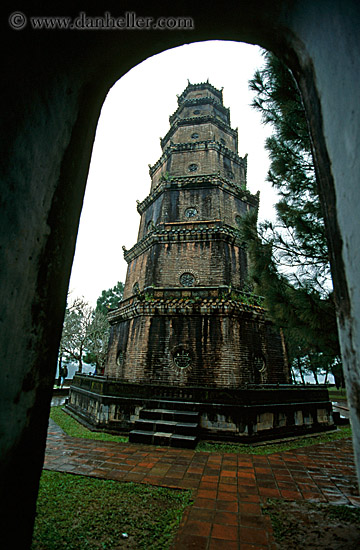 thien-mu-pagoda-thru-arch.jpg