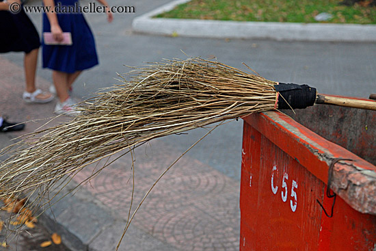 straw-broom-n-bin.jpg