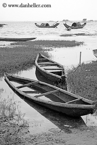 boats-in-water-bw.jpg