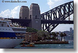 images/Australia/Sydney/HarborBridge/bridge-n-boat-03.jpg