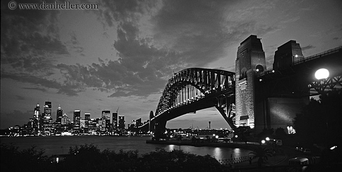 bridge-nite-cityscape-bw-pano.jpg