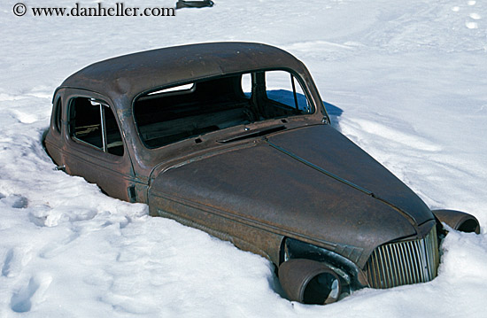 snow-buried-car.jpg