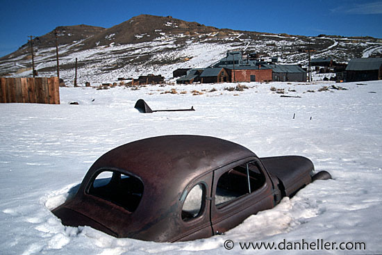 snowy-buried-car.jpg