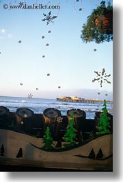 images/California/Capitola/Misc/xmas-window-decor.jpg