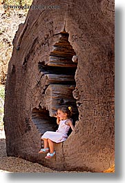 images/California/Marin/DiscoveryMuseum/toddler-playing-in-log-1.jpg