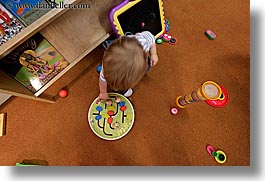 images/California/Marin/DiscoveryMuseum/toddler-playing.jpg