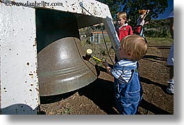 images/California/Marin/DiscoveryMuseum/toddlers-n-big-bell-2.jpg