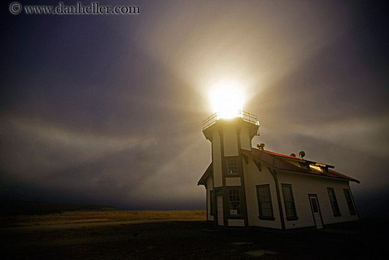 lighthouse-in-nite-fog-2.jpg