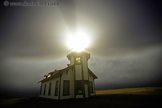 lighthouse-in-nite-fog-4.jpg