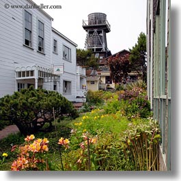 images/California/Mendocino/WaterTowers/water_tower-n-flowers-4.jpg