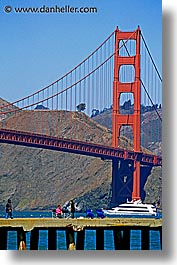 images/California/SanFrancisco/GoldenGate/FtPoint/tourist-viewing-6.jpg