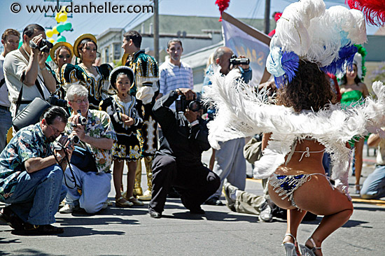 images/California/SanFrancisco/People/Yo/Carnival/Carnival04/photographers-n-dancers-7-big.jpg