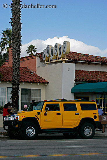 yellow-hummer-n-sambos-sign.jpg