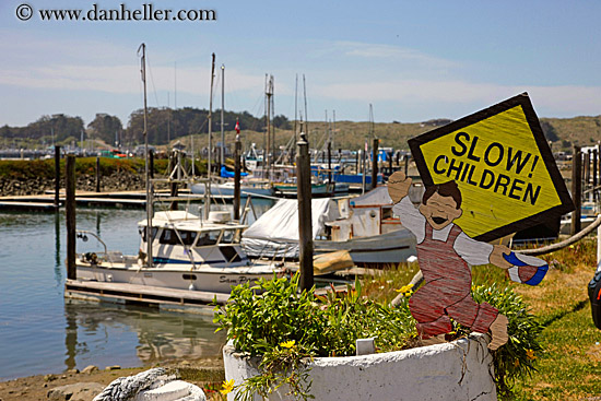 slow-children-sign-n-harbor.jpg
