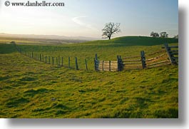 images/California/Sonoma/Scenics/long-fence-n-green-fields-4.jpg
