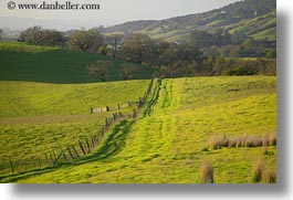 images/California/Sonoma/Scenics/long-fence-n-green-fields-7.jpg