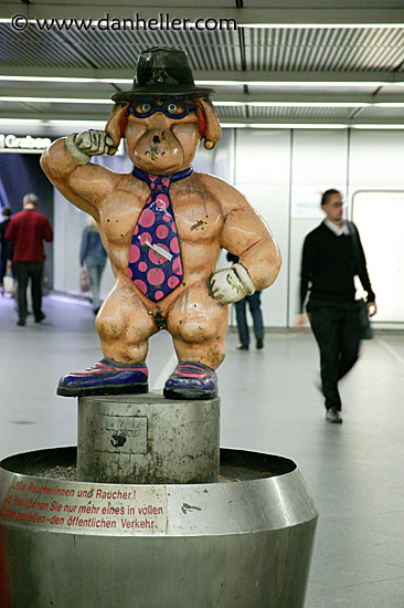subway-statue-1.jpg