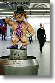 images/Europe/Austria/Vienna/Misc/subway-statue-1.jpg