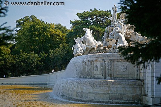 schoenbrunn-fountains-1.jpg