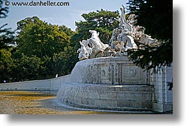 images/Europe/Austria/Vienna/Schoenbrunn/schoenbrunn-fountains-1.jpg