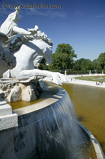 schoenbrunn-fountains-3.jpg