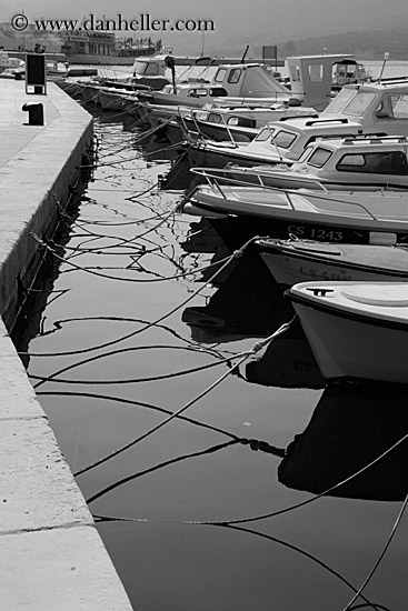 moored-boats-4-bw.jpg