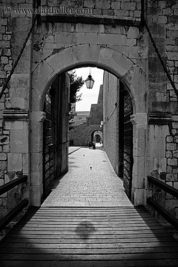 vrata-od-ploca-entrance-bw.jpg