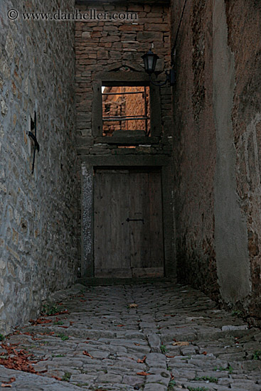 cobblestone-road-door-n-window.jpg