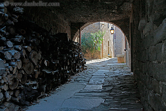 cobblestone-road-thru-arch-1.jpg