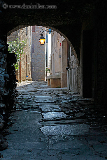 cobblestone-road-thru-arch-2.jpg