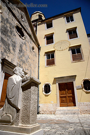 sundial-n-statue.jpg