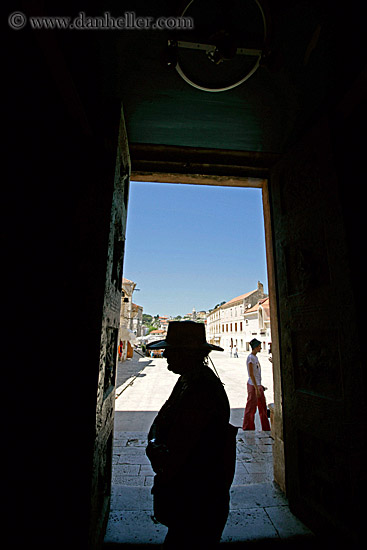 woman-in-hat-sil.jpg