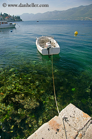 boat-in-water-3.jpg