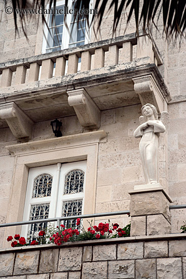balcony-statue-n-flowers-1.jpg