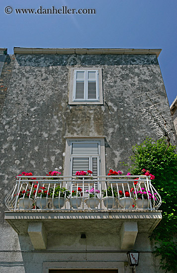 balcony-statue-n-flowers-2.jpg