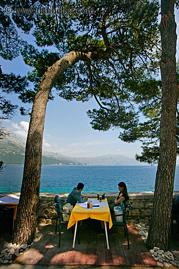 cafe-couple-viewing-ocean.jpg
