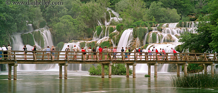 krka-waterfalls-n-crowd-pano.jpg