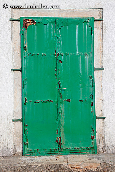 green-rusty-metal-door-1.jpg