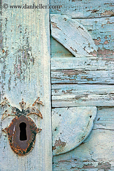 old-door-n-key_hole-1.jpg