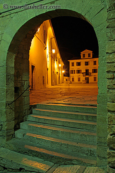 steps-to-courtyard-thru-arch.jpg
