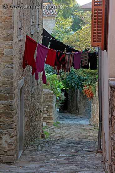 hanging-laundry-in-narrow-street-1.jpg