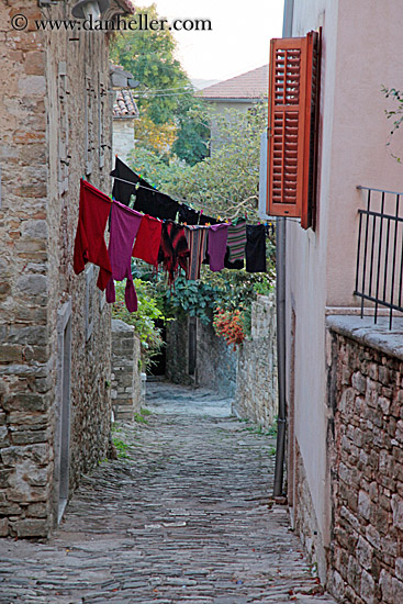 hanging-laundry-in-narrow-street-2.jpg