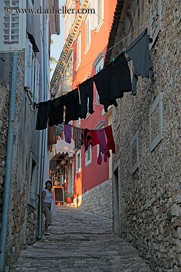 hanging-laundry-in-narrow-street-3.jpg