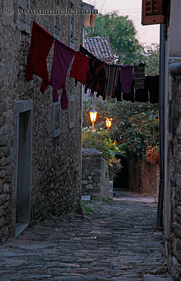 hanging-laundry-in-narrow-street-4.jpg