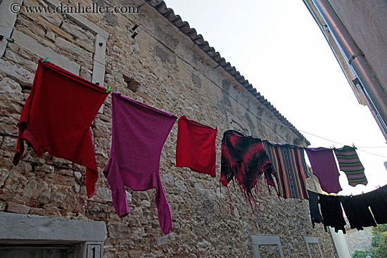 hanging-laundry-in-narrow-street-5.jpg